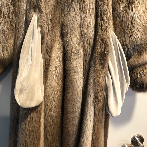 Full length beaver coat with bone button - Picture 3 of 10